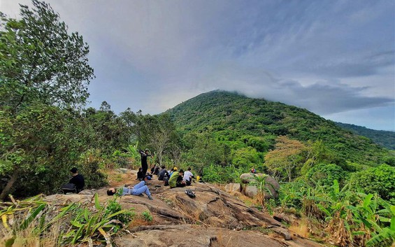 Ngọn núi cao gần 1000m, cách TP.HCM chỉ hơn 100km: Trên đỉnh có công trình kỷ lục, cảnh quan hiếm có