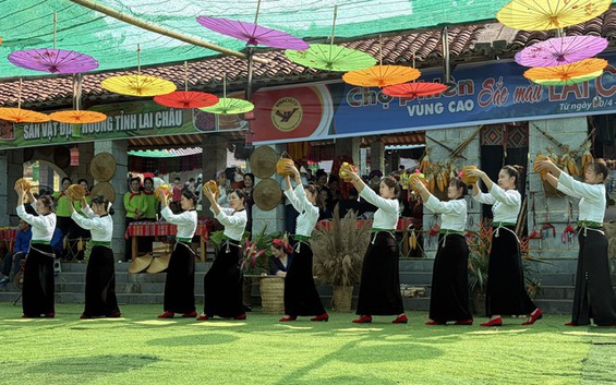 Đa dạng sắc màu văn hóa tháng 5 'Bác Hồ trong trái tim đồng bào'