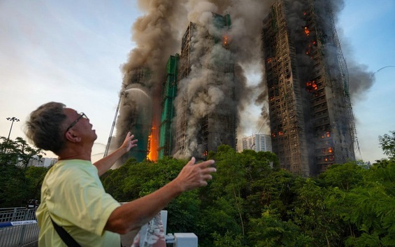 Nguyên nhân vụ cháy chung cư khiến 44 người chết ở Hong Kong: Vật liệu dễ cháy và giàn giáo tre bị nghi ngờ