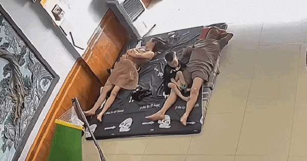 Sợ mẹ bị nóng, búp măng non kéo quạt ra báo hiếu nhưng "hiếu" thì mẹ chưa thấy đâu, chỉ thấy xây xẩm mặt mày, trời đất quay cuồng