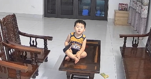 Bố đi làm xa, cả nhà bận việc, bé trai xem tivi rồi ngủ gật trên tấm kính khiến ai nấy vừa thương vừa lo ngay ngáy