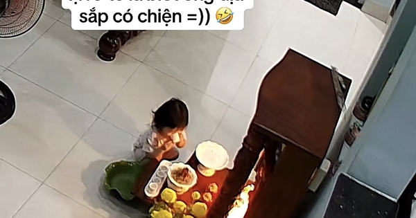 Nghe tiếng con gái "Ạ" một cái rõ to, mẹ bé đoán ngay sắp có chuyện xảy ra với... ông địa