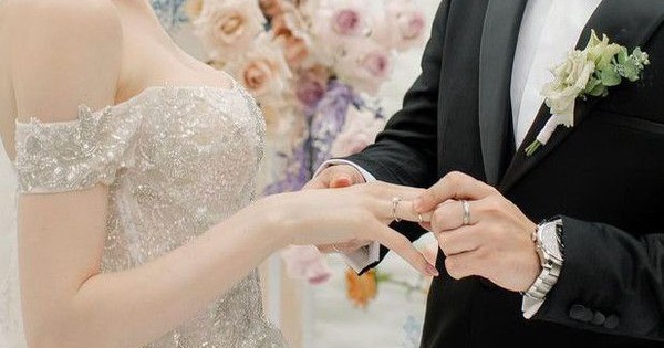 Không có sự hỗ trợ kinh tế của bố mẹ 2 bên, cặp vợ chồng trẻ lựa chọn làm tiệc báo hỷ với chi phí chỉ vỏn vẹn 50 triệu