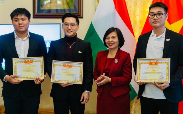 Du hi88.con sinh Hungary đạt danh hiệu Sinh viên 5 tốt và Giải thưởng Sao tháng Giêng
