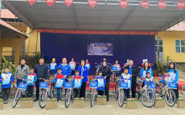 Tết ấm yêu thương đến với các em thiếu nhi, người dân huyện Tràng Định, Lạng Sơn